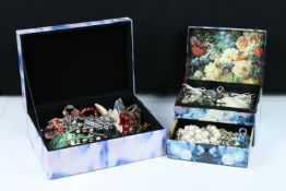 Quantity of costume jewellery comprising beaded necklaces, imitation pearls of varying sizes,