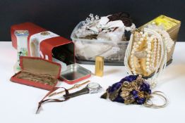 Collection of mixed costume jewellery to include brooches, rings, necklaces, pendants, earrings, etc