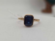 A BLUE STONE RING 18CT GOLD SIZE Q 3.2 GMS