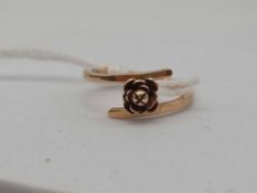 A FLOWER RING 14CT GOLD SIZE P 3 GMS
