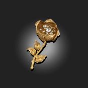 A FINE DIAMOND AND GOLD BROOCH, DESIGNED AS A WILD ROSE, set to the centre with a cluster of