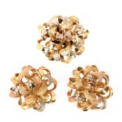 A TRI-COLOUR GOLD RING AND EARRINGS, of ribbon cluster design, comprising; a pair of tri-colour gold