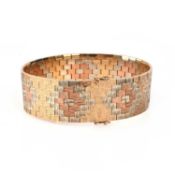 A TRI-COLOUR 9CT GOLD STRAP BRACELET, the rectangular textured links arranged to form lozenges, with