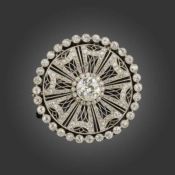 A BELLE EPOQUE DIAMOND BROOCH / PENDANT, set to the centre with an old circular-cut diamond weighing