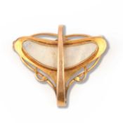 AN ARTS AND CRAFTS MOTHER OF PEARL AND GOLD BROOCH, length 2.5cm, 5g