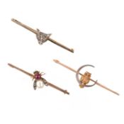 THREE GOLD BAR BROOCHES, 19TH CENTURY AND LATER, comprising a diamond-set fox's mask brooch,