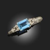 GÜBELIN, AN AQUAMARINE AND DIAMOND BRACELET, set with an emerald-cut aquamarine to the centre