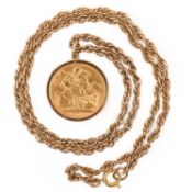 AN EDWARD VII SOVEREIGN, 1907, IN A GOLD MOUNT, comprising: a sovereign in a 9ct gold mount, to a