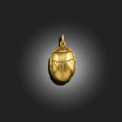 A 19TH CENTURY GOLD SCARABOID LOCKET PENDANT, depicting a stylised scarab to each side, hinged and