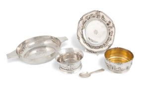 A small mixed lot of silver items, comprising: a large silver quaich by Reid & Sons, Sheffield 1929,