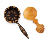 An early-19th century Tunbridge ware caddy spoon, unmarked, circa 1830, spool shape form with a