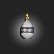 A RUSSIAN GOLD MINIATURE EGG PENDANT