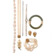 A COLLECTION OF JEWELLERY