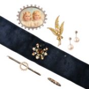 A MIXED QUANTITY OF JEWELLERY, 19TH CENTURY AND LATER