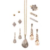 A COLLECTION OF JEWELLERY