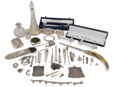 A mixed lot of silver items,