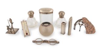 A mixed lot of small silver items,