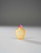 A CHINESE AGATE SNUFF BOTTLE