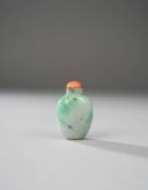 λ A CHINESE WHITE AND EMERALD JADEITE SNUFF BOTTLE