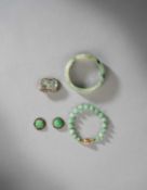 A SMALL COLLECTION OF CHINESE JADEITE AND HARDSTONE JEWELLERY