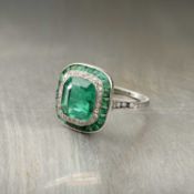 A FRENCH EARLY 20TH CENTURY EMERALD AND DIAMOND CLUSTER RING