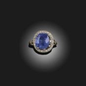AN EARLY 20TH CENTURY SAPPHIRE AND DIAMOND CLUSTER RING