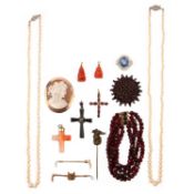 λ A COLLECTION OF JEWELLERY
