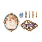 A COLLECTION OF JEWELLERY