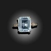 AN AQUAMARINE AND DIAMOND RING