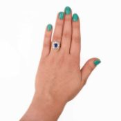 A SAPPHIRE AND DIAMOND CLUSTER RING,