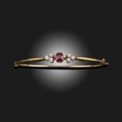 AN EDWARDIAN RUBY AND DIAMOND HINGED BANGLE