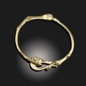 A GOLD HINGED BANGLE