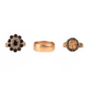 A SMALL COLLECTION OF 19TH CENTURY AND LATER RINGS