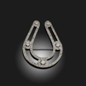 AN EARLY 20TH CENTURY HORSESHOE BROOCH
