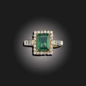 AN EMERALD AND DIAMOND CLUSTER RING