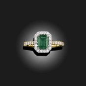 AN EMERALD AND DIAMOND CLUSTER RING