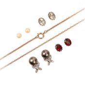 A MIXED GROUP OF JEWELLERY
