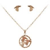 A 9CT GOLD PENDANT NECKLACE AND A PAIR OF EAR STUDS