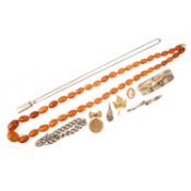 A COLLECTION OF JEWELLERY