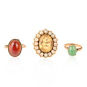 A SMALL COLLECTION OF THREE GEM-SET GOLD RINGS