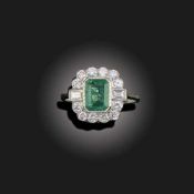 AN EMERALD AND DIAMOND CLUSTER RING