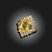 A YELLOW SAPPHIRE CLUSTER RING