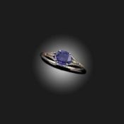 AN EARLY 20TH CENTURY SAPPHIRE AND DIAMOND RING