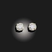 A PAIR OF DIAMOND STUD EARRINGS