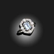AN AQUAMARINE AND DIAMOND CLUSTER RING