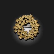 Φ STUART DEVLIN, A GOLD WREATH BROOCH, C1979