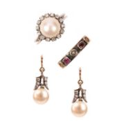 A SMALL COLLECTION OF JEWELLERY