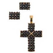 A PAIR OF BLACK CULTURED PEARL CUFFLINKS AND A CRUCIFORM PENDANT