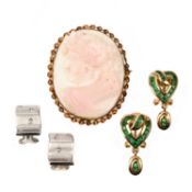 A SMALL COLLECTION OF JEWELLERY