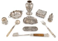 A mixed lot of silver items,